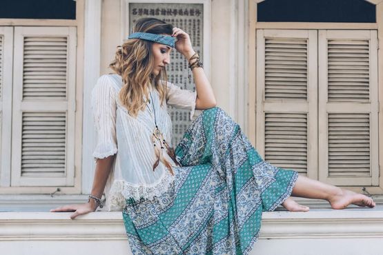 Mujer con look hippie chic